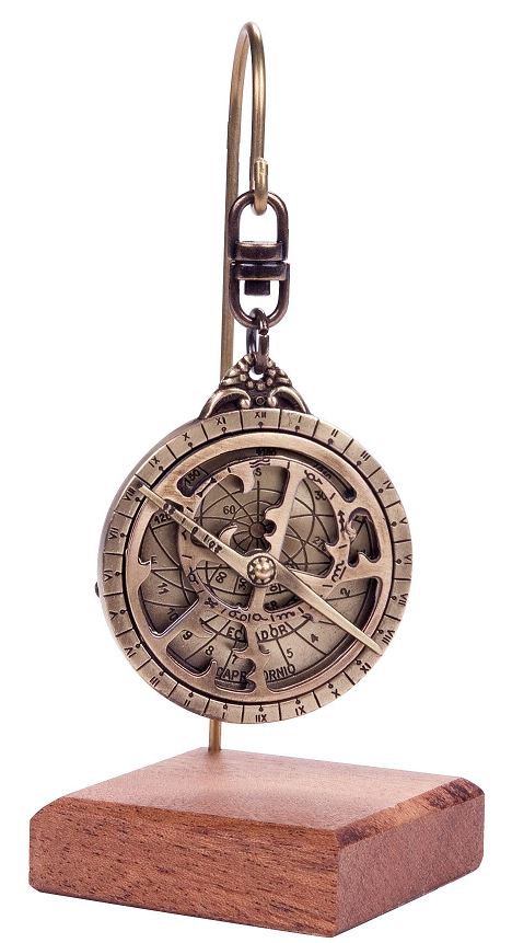 Astrolábio miniatura H81 com base de madeira e possibilidade de personalização por gravação - elemento decorativo elegante para presente a amante da astronomia, altura 13 cm, diâmetro 4,5 cm, execução única com atenção ao detalhe