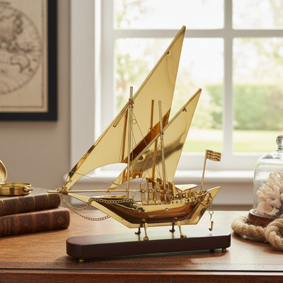 Modelo de navio em latão com base de madeira de 43 cm com possibilidade de personalização por gravação
