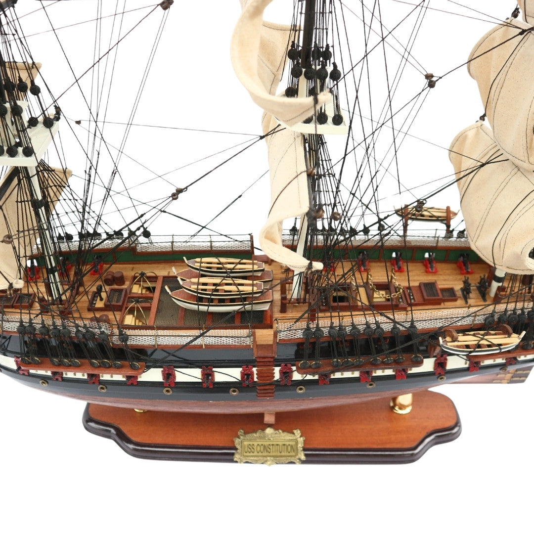 Grande modelo exclusivo do veleiro USS Constitution 100cm com possibilidade de personalização por gravação