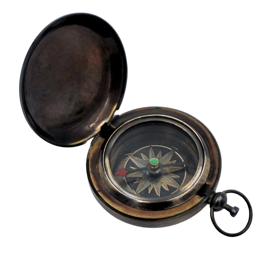 Bússola Turística Retro de Latão com Acabamento Antigo e Possibilidade de Gravação – Presente Ideal para Viajantes e Amantes da Natureza – Dimensões 6 x 5 x 1,75 cm, Tampa Protetora de Vidro