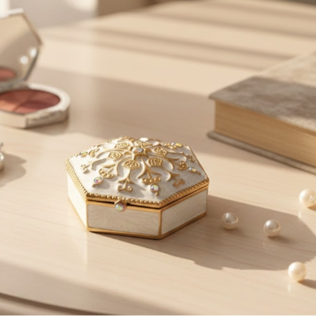 Caixa de presente elegante em metal com cristais B0035-08WH, branco e dourado, possibilidade de personalização por gravação, ideal para joias e pequenos objetos, 5x5x2 cm