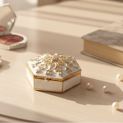 Caixa de presente elegante em metal com cristais B0035-08WH, branco e dourado, possibilidade de personalização por gravação, ideal para joias e pequenos objetos, 5x5x2 cm