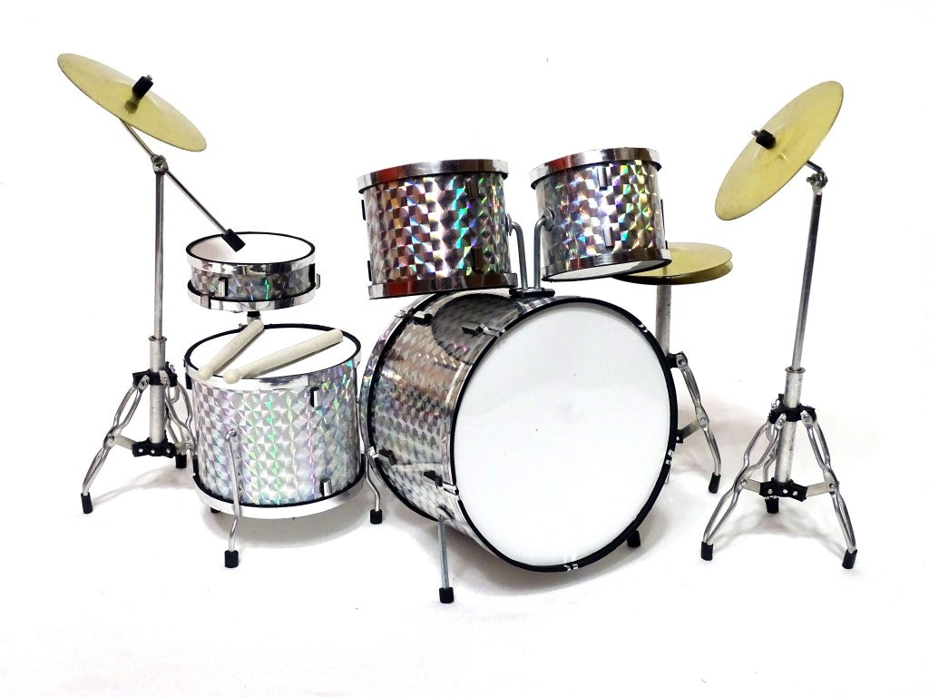 Mini bateria colecionável MDR-0039 em cor prata-cromo, escala 1:5, possibilidade de gravação personalizada, ideal para presente, altura 15 cm, feita de metal e plástico
