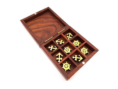 Jogo do galo náutico em madeira com gravação - Presente personalizado para velejadores, dimensões 10x10 cm, design elegante com detalhes em latão