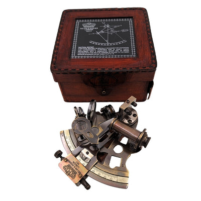 Sextante de Latão com Gravação em Estojo de Couro - Réplica de 1917, Ideal para Presente para Marinheiros e Astrónomos, Dimensões 13x12x6 cm, Antigo, Material: Latão e Vidro