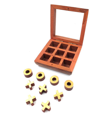 Jogo do galo numa caixa com tampa de vidro G1044Z, com possibilidade de personalização por gravação, elegante jogo de estratégia com peças de madeira e ornamentos de latão, ideal como presente para professores e diretores, dimensões da caixa 10 x 10 cm