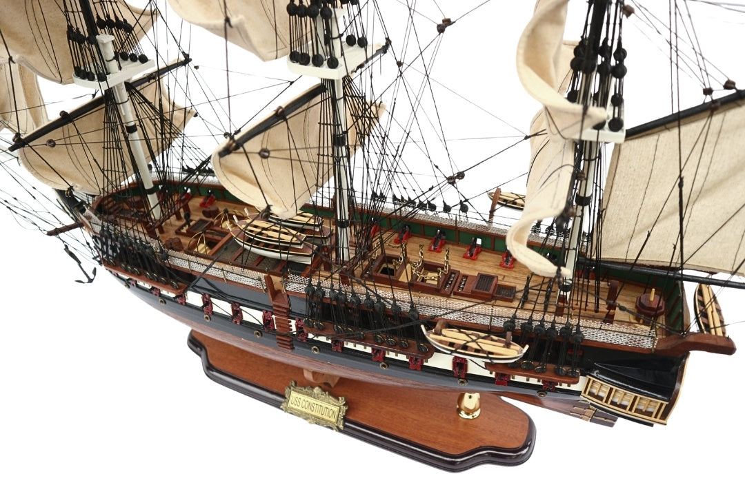 Grande modelo exclusivo do veleiro USS Constitution 100cm com possibilidade de personalização por gravação