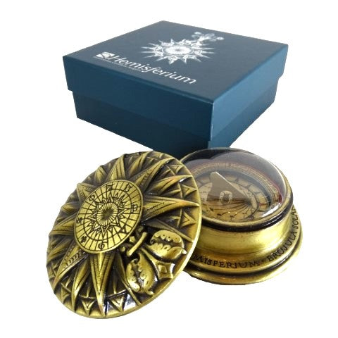 Bússola Solar de Latão Renascentista com Gravação - Presente Vintage Elegante com 4,5 cm de altura e 8,5 cm de diâmetro