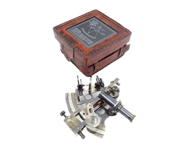 Sextante de Latão com Gravação em Estojo de Couro - Réplica de 1917, Ideal para Presente para Marinheiros e Astrónomos, Dimensões 13x12x6 cm, Antigo, Material: Latão e Vidro