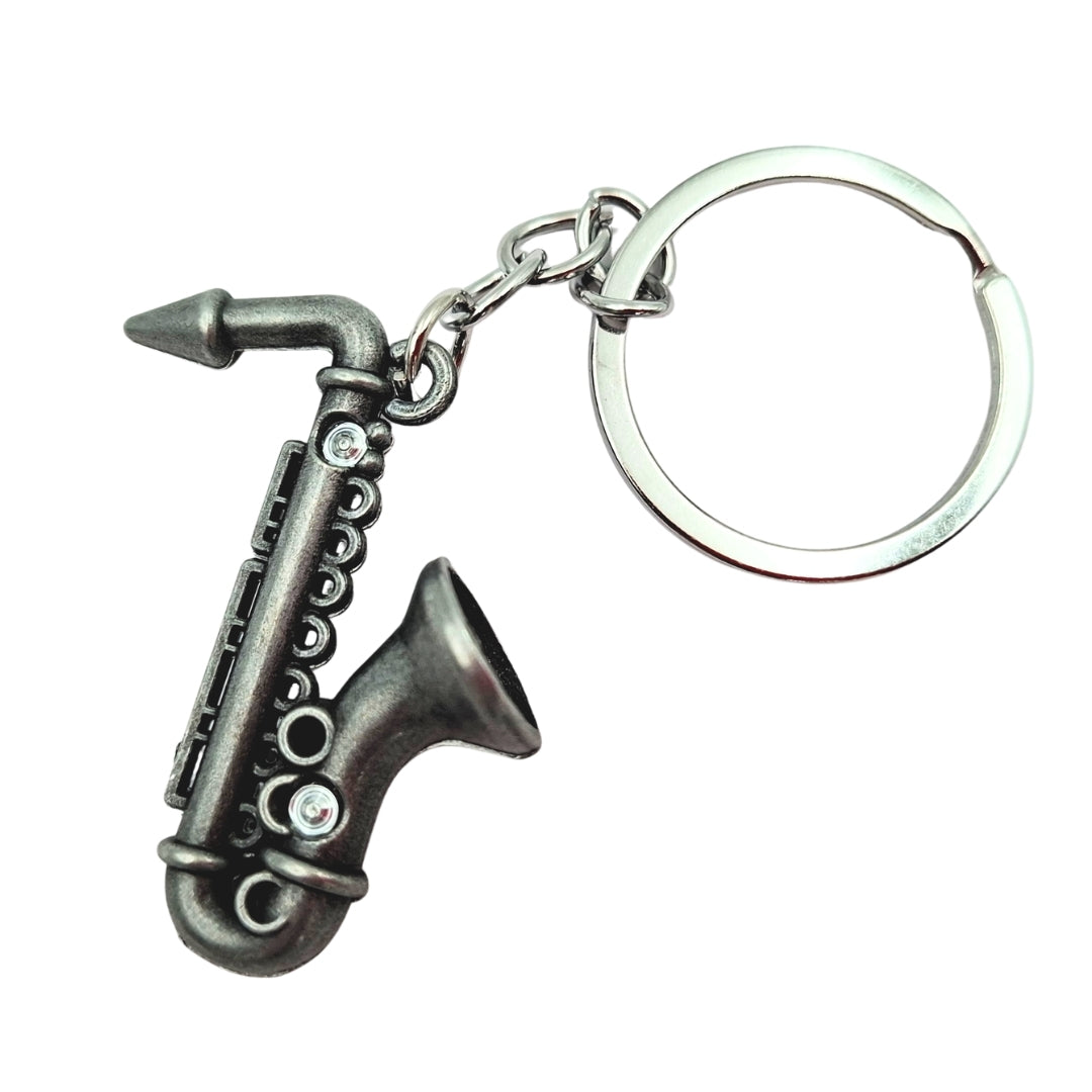 Porta-chaves metálico em forma de saxofone na cor prateada