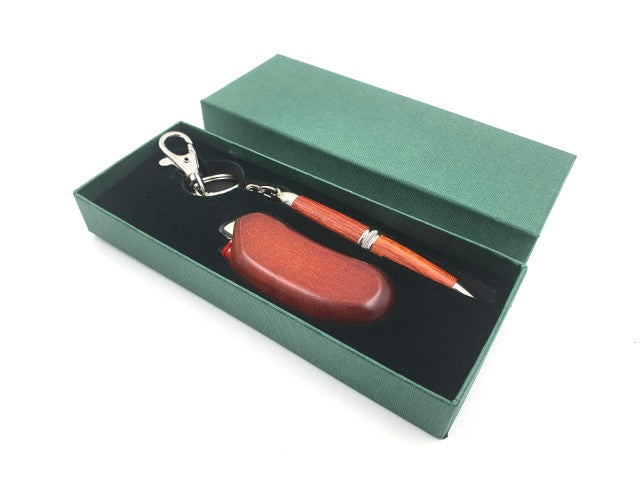 Conjunto elegante de presente com isqueiro e caneta em caixa de madeira, personalização por gravação, cor mogno, ideal para ocasiões especiais