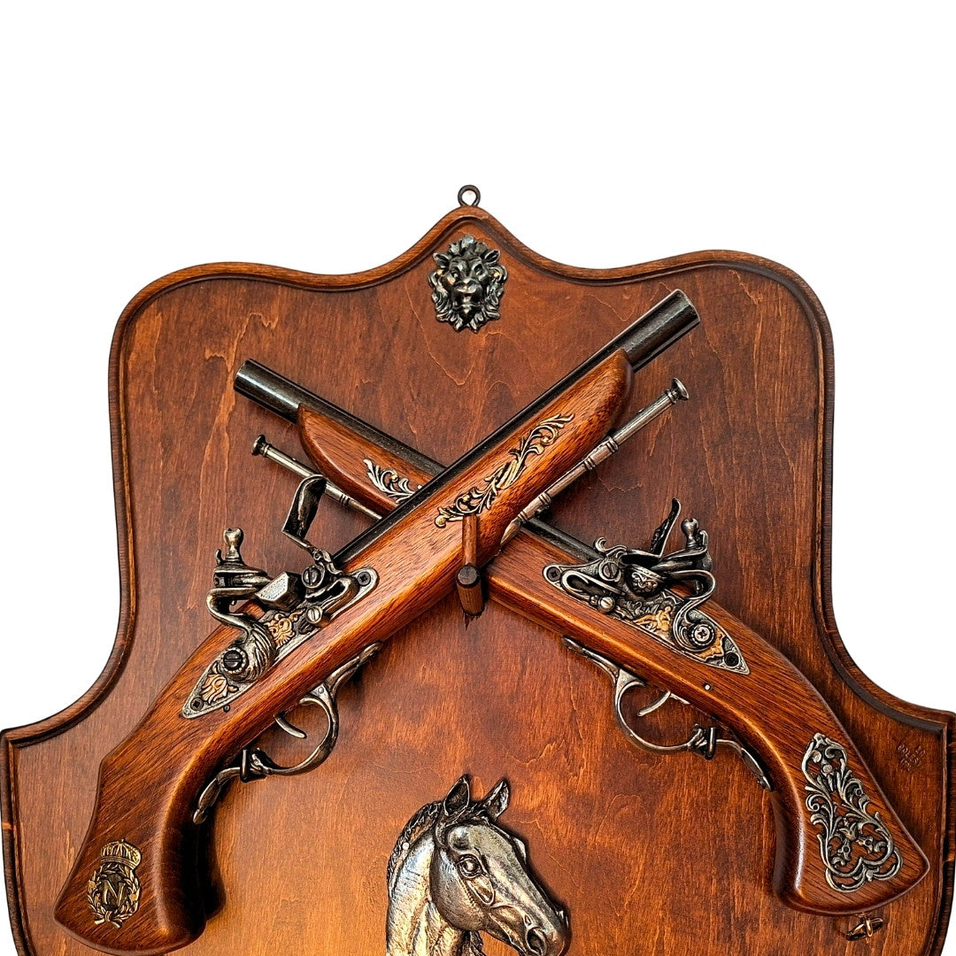 Réplica de Pistolas de Pederneira em Suporte de Madeira com Possibilidade de Gravação Personalizada – Presente Ideal para Amantes de História e Colecionadores – Alta Qualidade, Construção Robusta, Design Elegante 45x44 cm