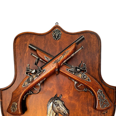 Réplica de Pistolas de Pederneira em Suporte de Madeira com Possibilidade de Gravação Personalizada – Presente Ideal para Amantes de História e Colecionadores – Alta Qualidade, Construção Robusta, Design Elegante 45x44 cm