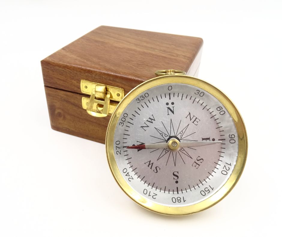 Bússola de latão em caixa de madeira com possibilidade de personalização por gravação - presente elegante para amantes da marinharia, diâmetro 7,5 cm, altura 1,5 cm