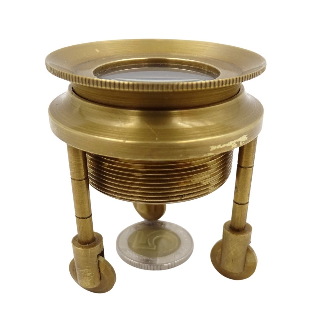Lupa com Tripé MAG-0015 com Caixa em Latão, Cor Dourada, Possibilidade de Personalização de Gravação, Ideal para Presente para Joalheiros e Filatelistas, Altura 7 cm, Ampliação x3
