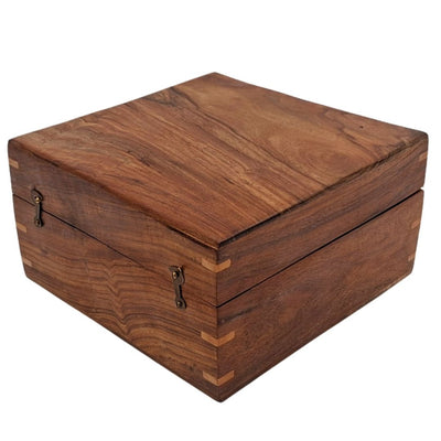 Elegante caixa de madeira para presentes, 20x20x11 cm, com forro azul-marinho e opção de personalização com gravação