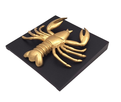 Estatueta decorativa dourada de Caranguejo em alumínio com possibilidade de personalização por gravação - presente elegante para qualquer ocasião, dimensões 29 x 27,5 x 9 cm, base de madeira preta