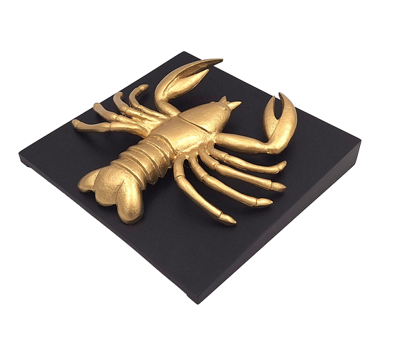 Estatueta decorativa dourada de Caranguejo em alumínio com possibilidade de personalização por gravação - presente elegante para qualquer ocasião, dimensões 29 x 27,5 x 9 cm, base de madeira preta