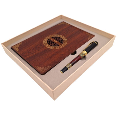 Conjunto de Presente Premium Exclusivo Caderno A5 com Capa de Madeira e Caneta – Personalização por Gravação, Ideal para Presente para Chefe, Professor, Artista – Castanho Escuro com Elementos Dourados