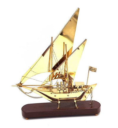 Modelo de navio em latão com base de madeira de 43 cm com possibilidade de personalização por gravação