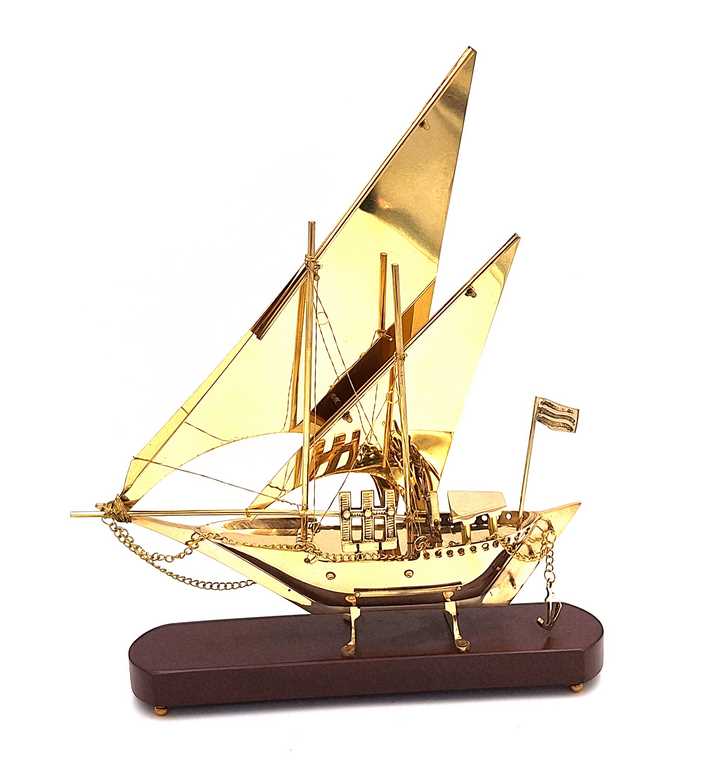 Modelo de navio em latão com base de madeira de 43 cm com possibilidade de personalização por gravação