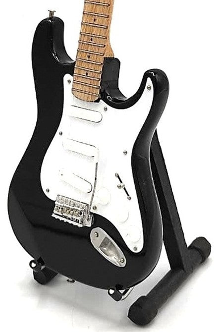 Mini guitarra inspirada em Kurt Cobain com possibilidade de personalização por gravação, feita à mão em madeira de mogno, preta/branca, altura 27,5 cm