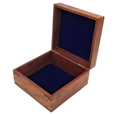 Elegante caixa de madeira para presentes, 20x20x11 cm, com forro azul-marinho e opção de personalização com gravação