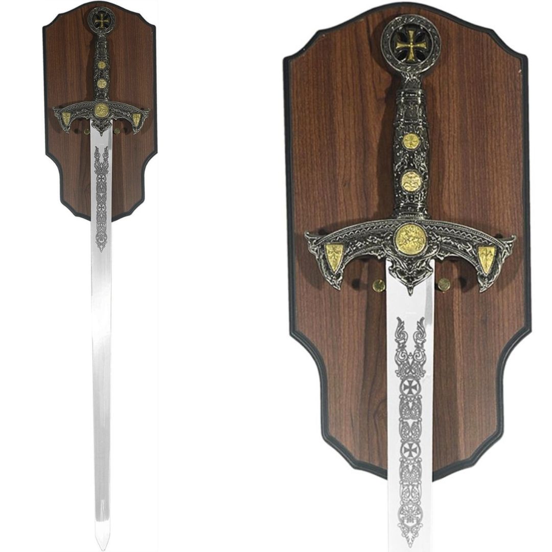 Réplica de espada templária com gravação num suporte de madeira