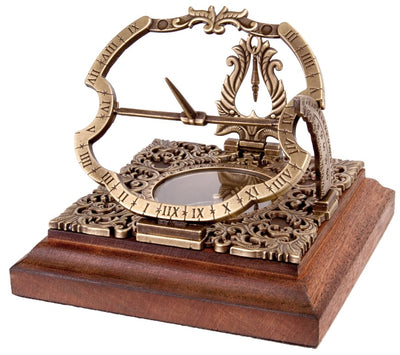 Relógio de Sol de Latão Habsburgo H30 com possibilidade de personalização por gravação, ideal para presente, em estilo elegante de Augsburgo, altura 10 cm, sobre base de madeira