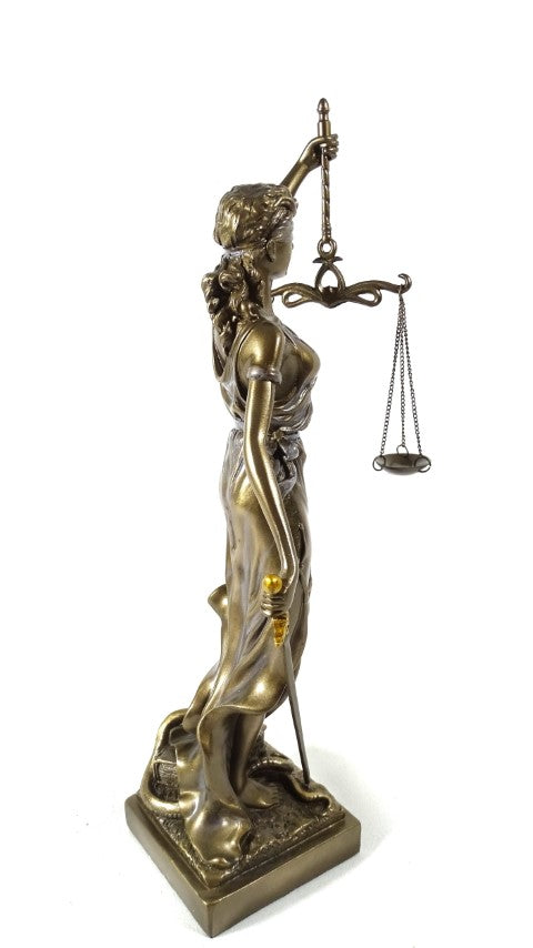 Estatueta Têmis 35 cm com possibilidade de personalização com gravação - presente elegante para advogado, juiz ou consultor jurídico, feita de poli-resina em cor dourada com acabamento antigo