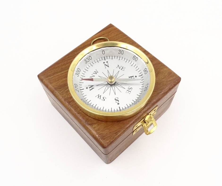 Bússola de latão em caixa de madeira com possibilidade de personalização por gravação - presente elegante para amantes da marinharia, diâmetro 7,5 cm, altura 1,5 cm