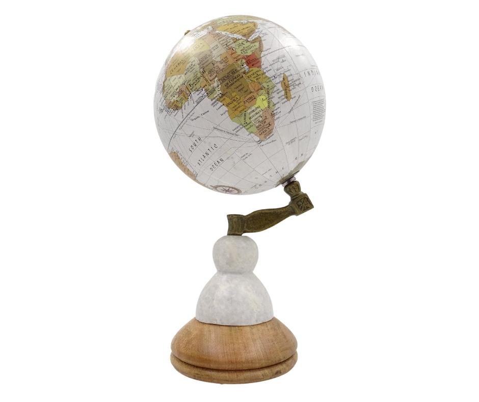 Globo Decorativo Voyager em Base de Mármore e Madeira com Opção de Personalização por Gravação – Presente Elegante para Amantes de Viagens, Altura 32 cm, Diâmetro 15,5 cm, Mapa Branco com Continentes Coloridos