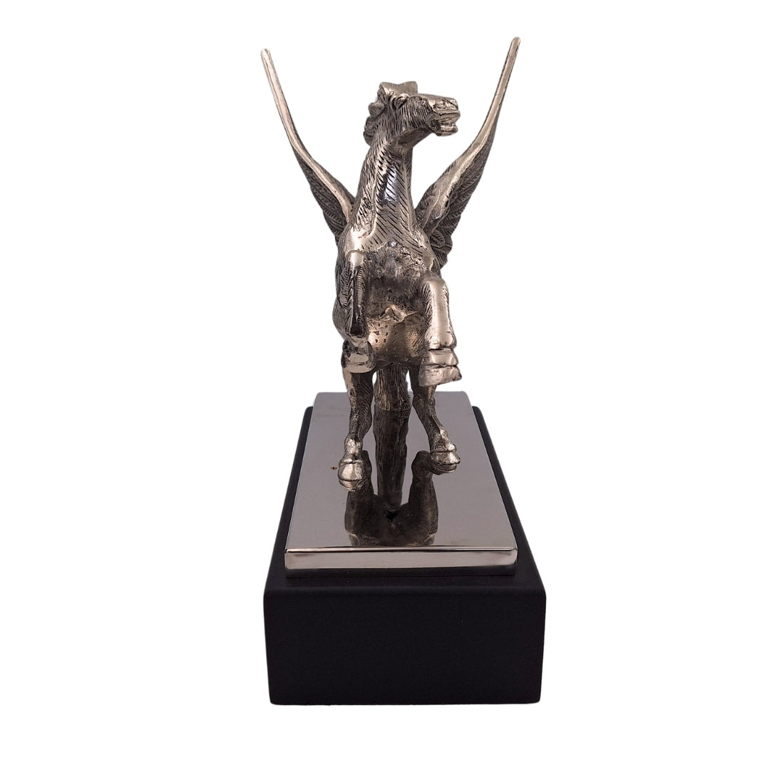 Figura Decorativa Pégaso em Alumínio com Base em Aço e Madeira, Gravação Personalizada, Presente Elegante para Amantes da Mitologia Grega, Altura 36 cm, Cor Prateada com Base Preta