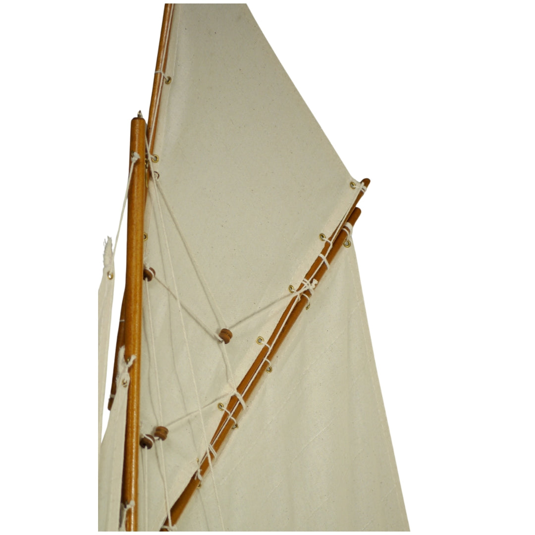 Modelo de iate Columbia com vela gafada, altura 104 cm, em madeira, com possibilidade de personalização por gravação