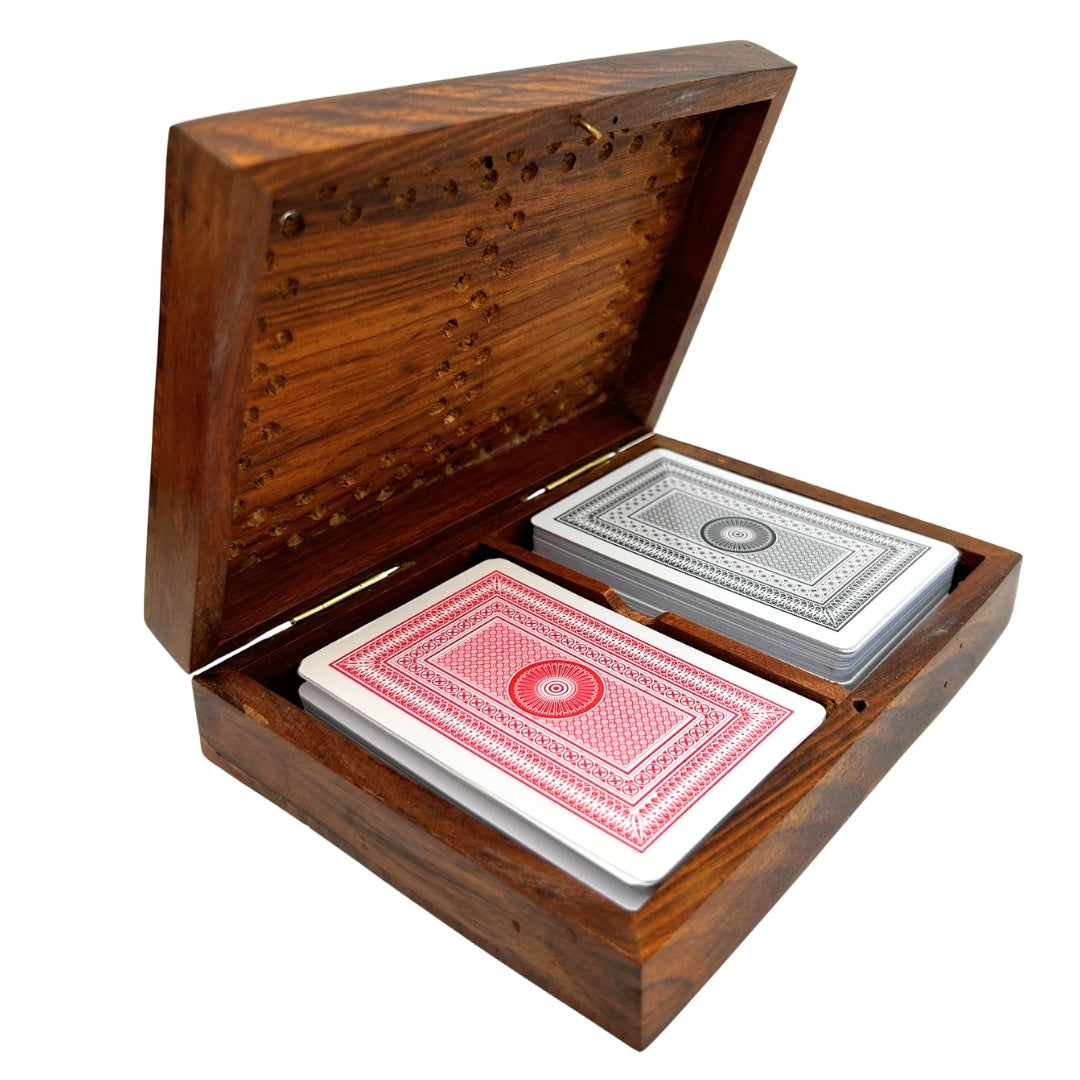 Conjunto elegante de dois baralhos de cartas em caixa de madeira com possibilidade de personalização por gravação