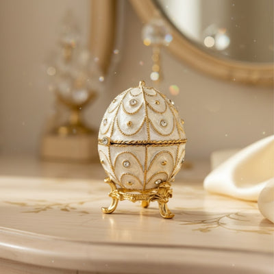 Caixa Exclusiva Ovo Fabergé Metálica com Cristais em Cor Branco-Dourado com Possibilidade de Personalização por Gravação
