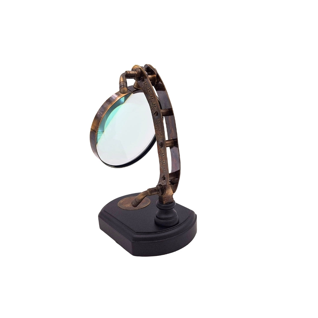 Lupa elegante com base de madeira ajustável, possibilidade de personalização por gravação, ideal para presente, altura 20 cm, vidro de aumento 10 cm, estrutura e braço de latão
