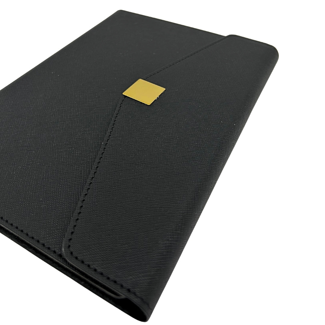 Conjunto de Presente Premium Elegante com Personalização – Caderno de Couro A5, Caneta e Pen Drive 16GB em Estojo Preto e Dourado