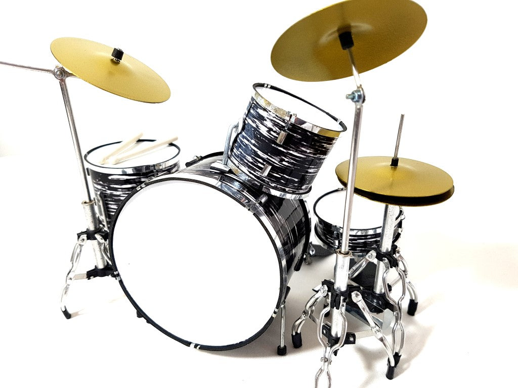 Mini bateria preto e branco MDR-0015 1:5 com possibilidade de personalização por gravação - presente perfeito para amantes de música, feita de metal e plástico, altura 15 cm, largura 20 cm, profundidade 20 cm, para montagem própria