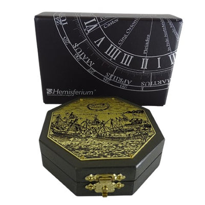 Relógio de sol octogonal e bússola H06 com possibilidade de personalização por gravação – presente elegante para amantes da navegação, feito em madeira e latão, com ornamentação rica, dimensões 7,3 x 2 cm
