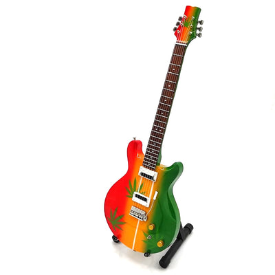 Mini guitarra Bob Marley Tribute Ganja MGT-0468 com possibilidade de gravação personalizada, presente ideal para fãs de reggae, feita à mão em madeira de mogno, altura 27,5 cm, cor amarelo, vermelho, verde, branco
