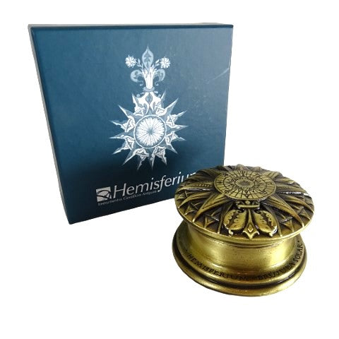 Bússola Solar de Latão Renascentista com Gravação - Presente Vintage Elegante com 4,5 cm de altura e 8,5 cm de diâmetro