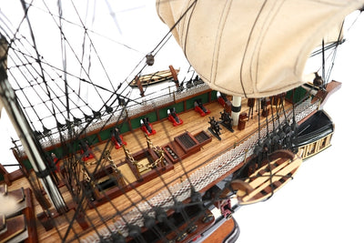 Grande modelo exclusivo do veleiro USS Constitution 100cm com possibilidade de personalização por gravação