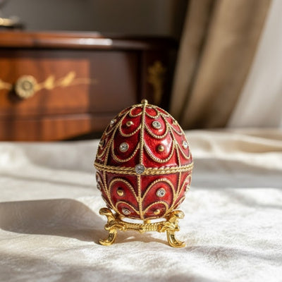 Caixa de metal exclusiva Fabergé com cristais em cor vermelho e dourado, possibilidade de personalização por gravação, ideal para presente, dimensões 5,5x6,5 cm