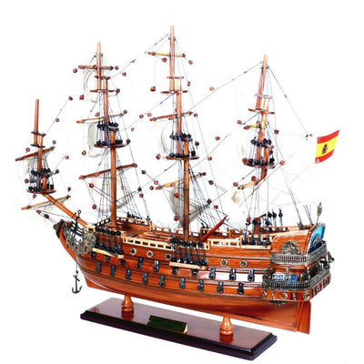 Modelo exclusivo do veleiro San Felipe SF45R com velas abertas, feito à mão em madeira exótica, possibilidade de personalização por gravação, ideal para presente, dimensões 48,3 cm x 17,8 cm x 45,7 cm