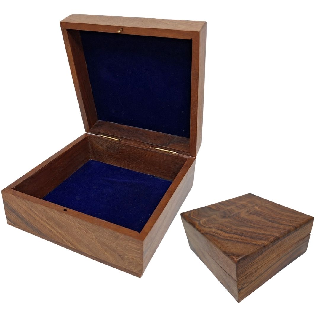 Elegante caixa de madeira com forro azul-marinho, 14x14x6,5 cm, personalizável com gravação