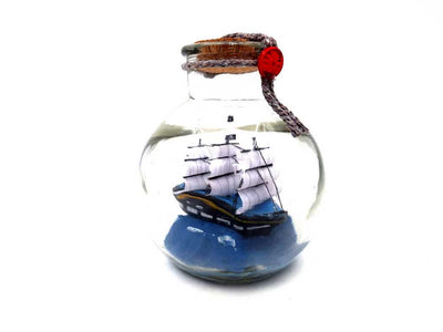 Miniatura de veleiro em garrafa com possibilidade de personalização por gravação – decoração náutica clássica para presente, 10 x 10 x 11 cm
