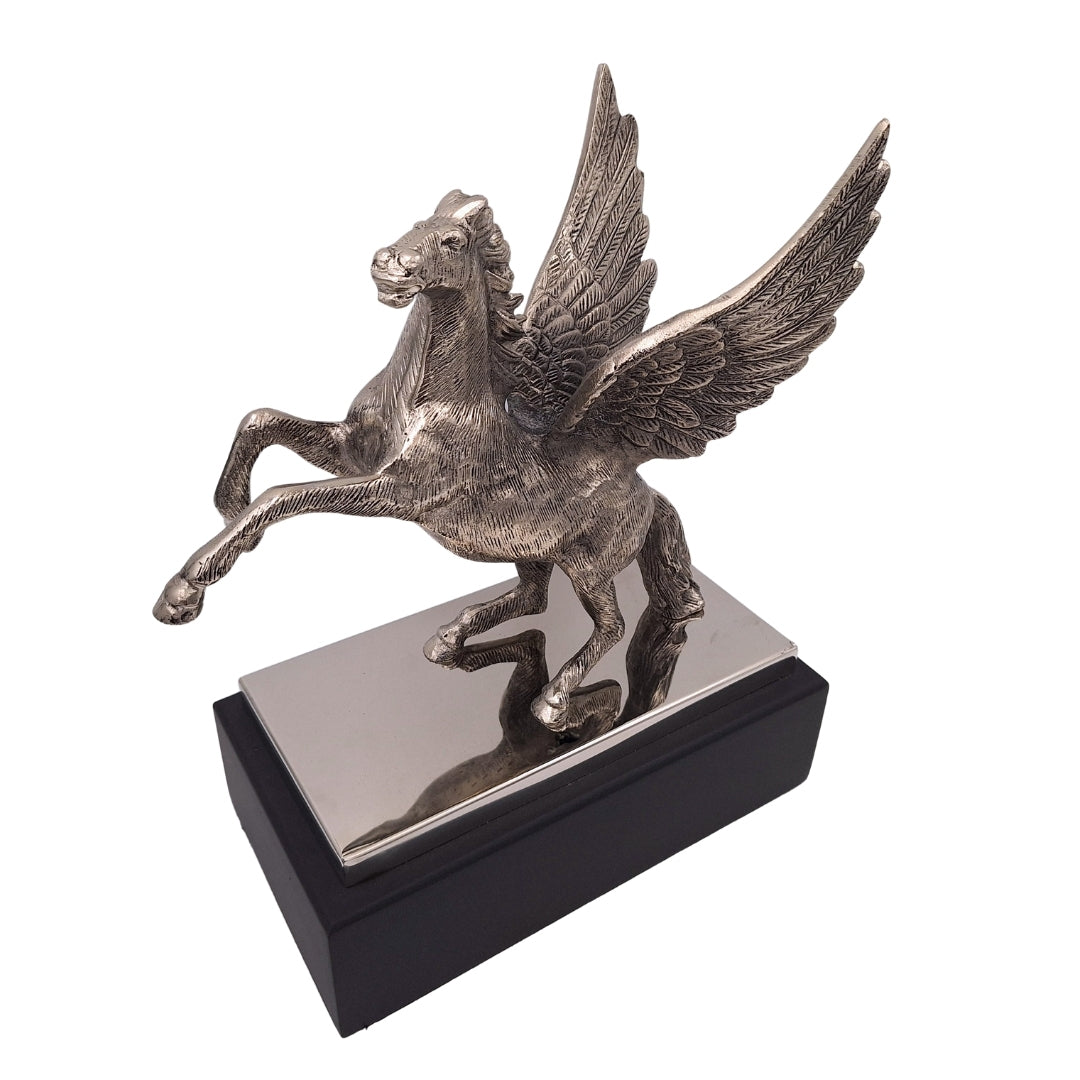 Figura Decorativa Pégaso em Alumínio com Base em Aço e Madeira, Gravação Personalizada, Presente Elegante para Amantes da Mitologia Grega, Altura 36 cm, Cor Prateada com Base Preta