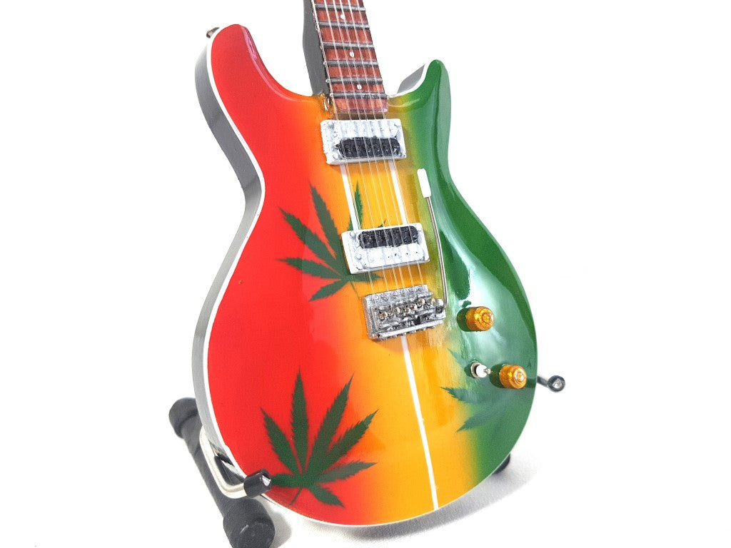 Mini guitarra Bob Marley Tribute Ganja MGT-0468 com possibilidade de gravação personalizada, presente ideal para fãs de reggae, feita à mão em madeira de mogno, altura 27,5 cm, cor amarelo, vermelho, verde, branco
