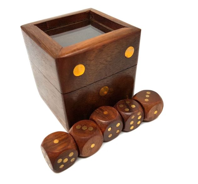 Jogo de dados em caixa de madeira elegante com tampa de vidro, possibilidade de personalização com gravação, ideal para presente, 5x5 cm, para maiores de 14 anos